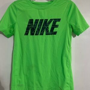 Boys short sleeve Nike shirt-green M